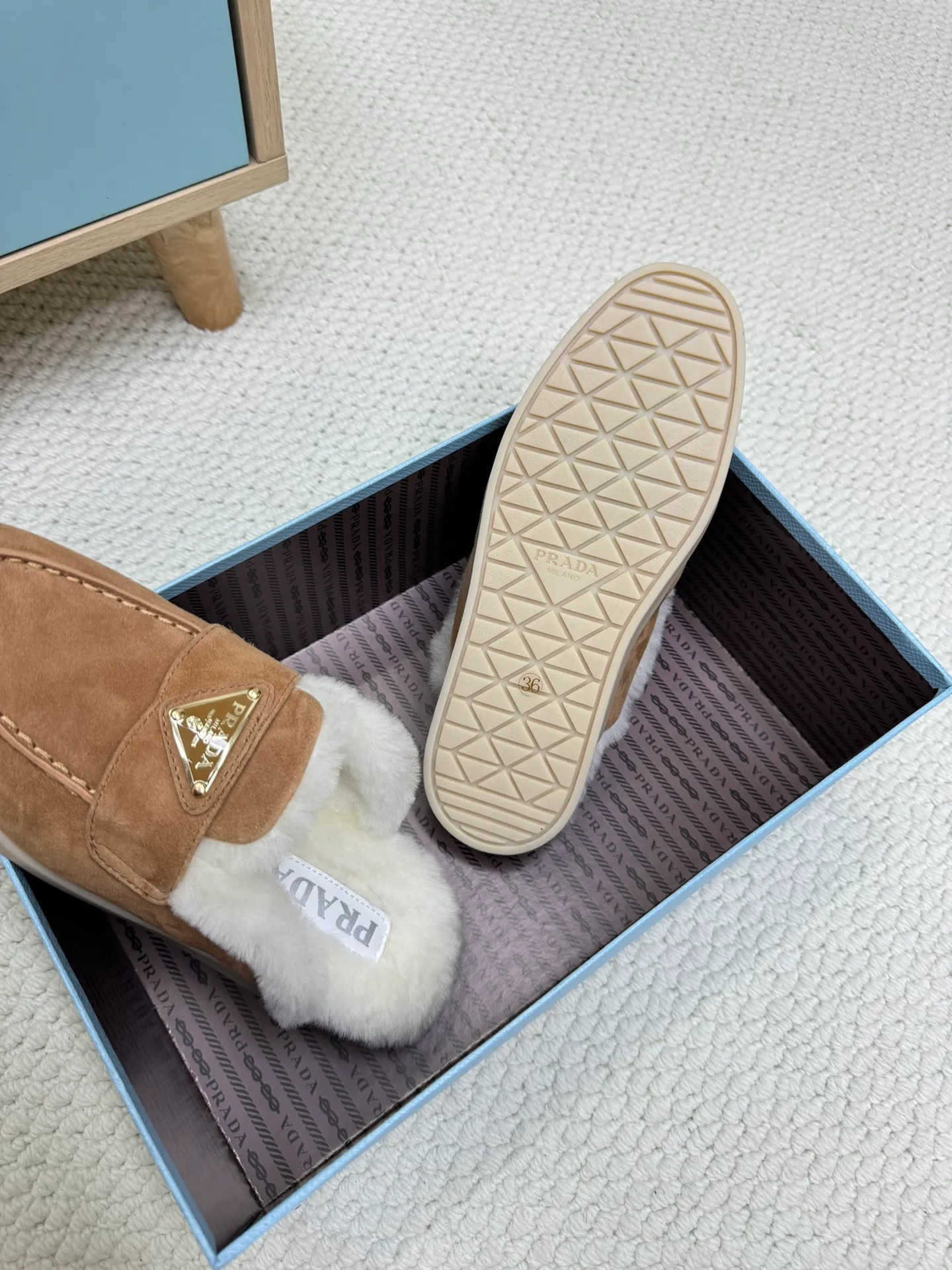 p560 🎉Prada toe-cap wool slippers, officially updated simultaneously, couple models are coming! 💑 Classic triangle buckle design, extremely fashionable. The all-wool lining and feet have excellent thermal insulation properties, allowing you to feel warm even in cold winter days. The comfortable TPU soles are extremely comfortable to wear, as if you are walking on the clouds. 😌 It is an excellent choice whether at home or out. Wear it with your significant other to show off your love and become the focus of street fashion. 💖This winter, let Prada toe-toe wool slippers accompany you, combining warmth and fashion. Come and get it now! 🛍️ Fabric: Imported frosted cowhide Lining: One-piece sheepskin imported from Australia Outsole: Original Tpu absorbent film outsole Female size: 35～41 (41 customized) Male size: 39～45 (45 customized)